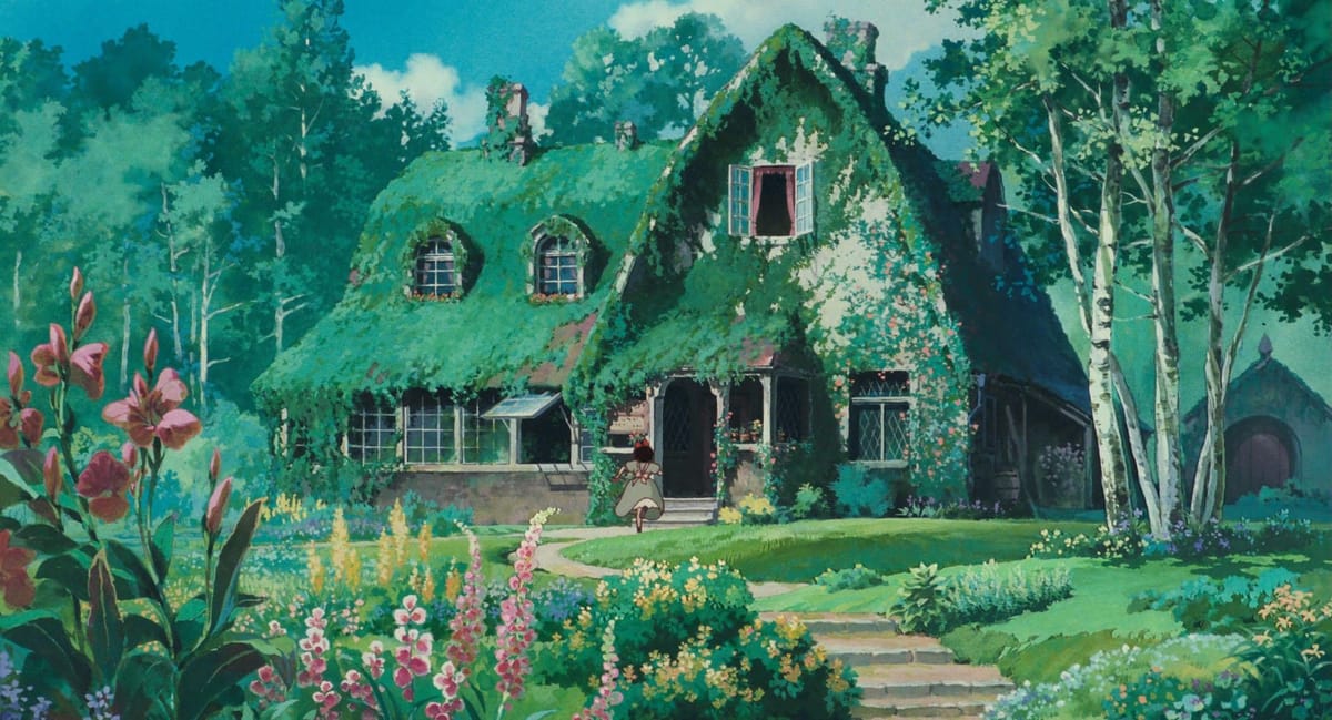 casa em O Serviço de Entregas da Kiki. casa antiga cercada por floresta e um jardim florido. a casa é quase que totalmente coberta por vegetação. uma garotinha corre em direção à porta
